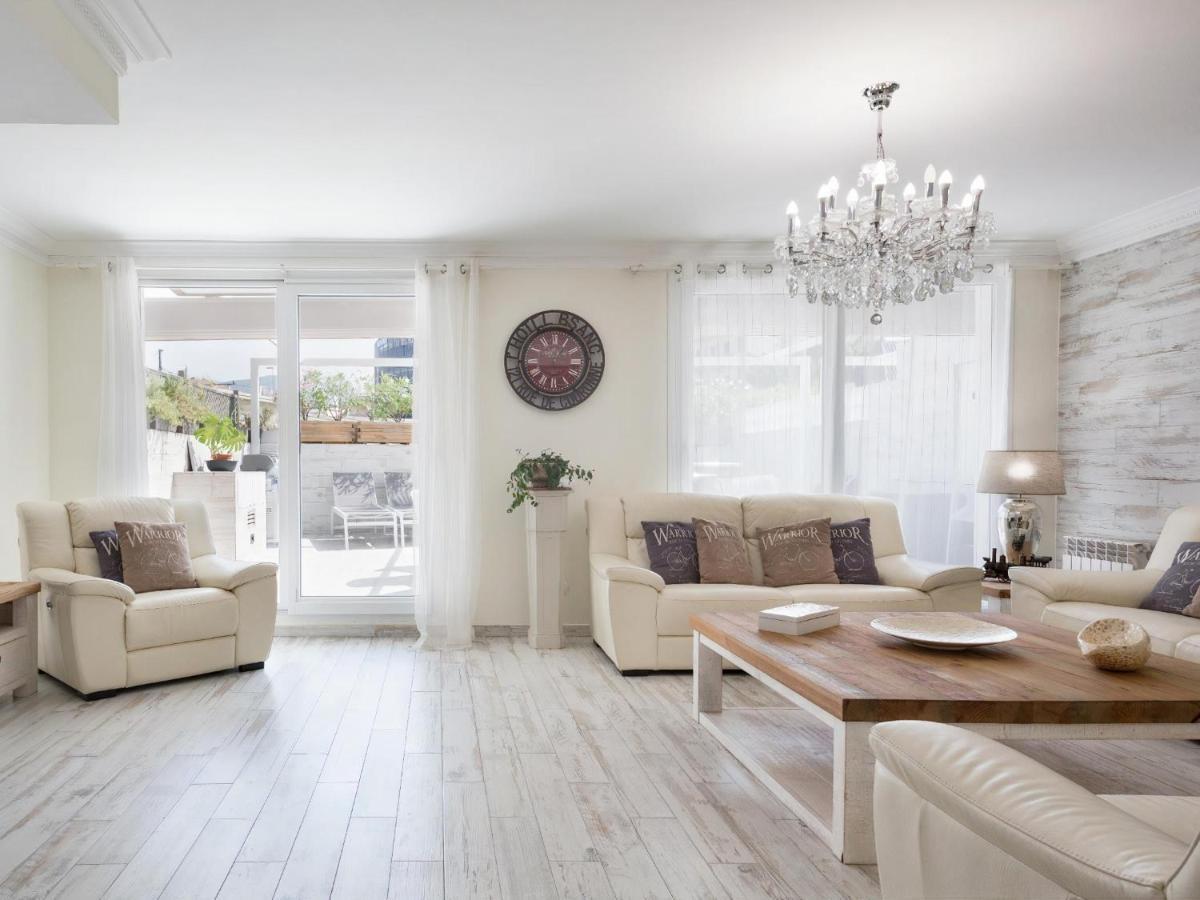 Sitges Spaces: Mediterranean Beachfront Apartments with Spacious Terrace Exterior photo